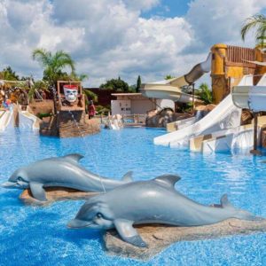 Decoración de delfines en la piscina de Cosata Encantada