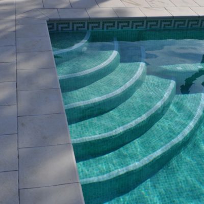 Escalera de piscina rectangular en Roca Grossa.