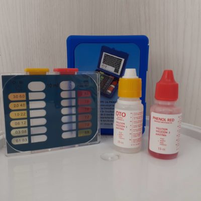 Kit de análisis de cloro y de ph en la tienda física de Piscinas Joaquim UrpÍ