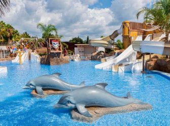 Decoración de delfines en la piscina de Cosata Encantada